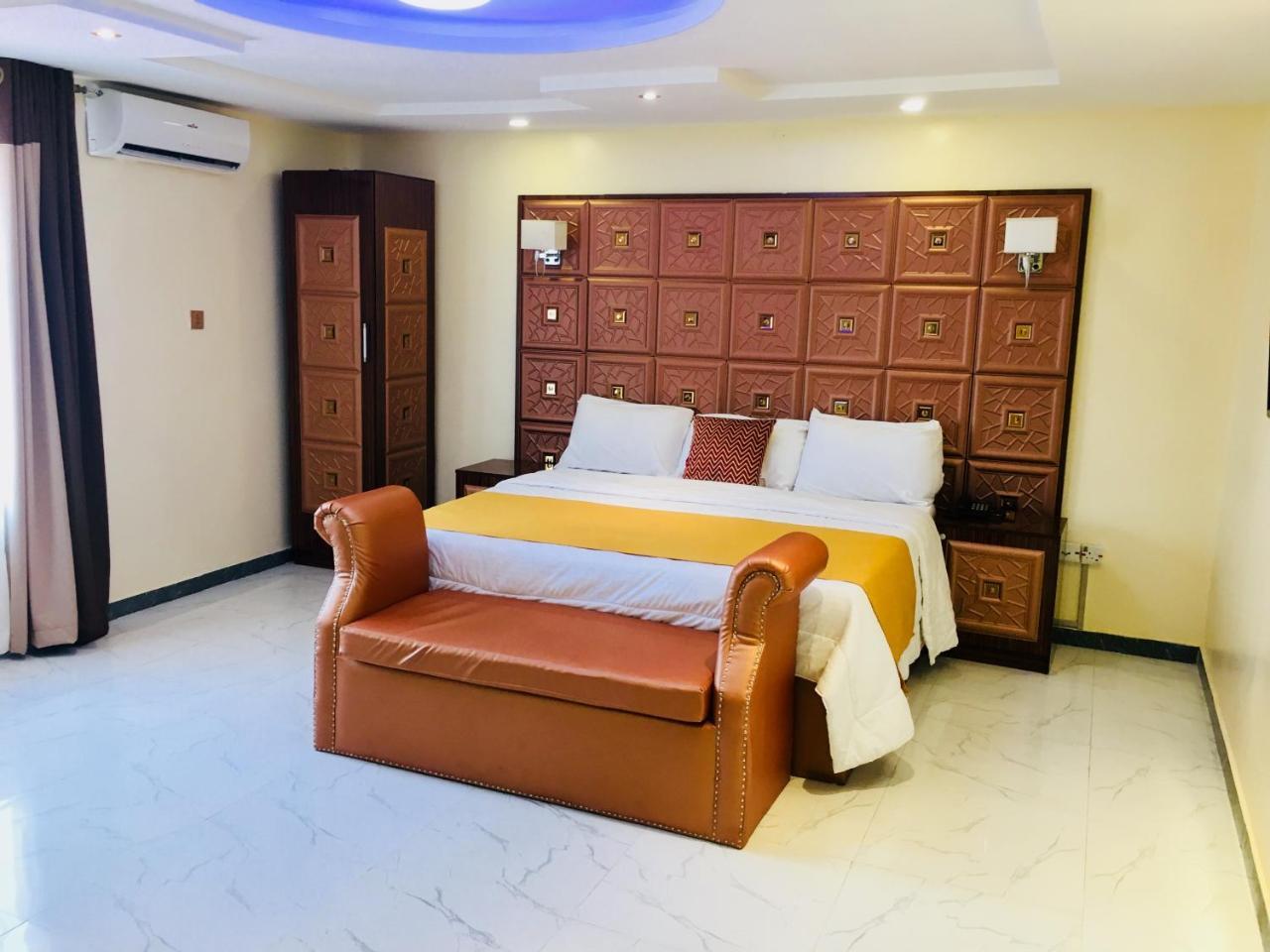 Double M Exquisite Suites And Lounge Lekki Ogombo Ngoại thất bức ảnh